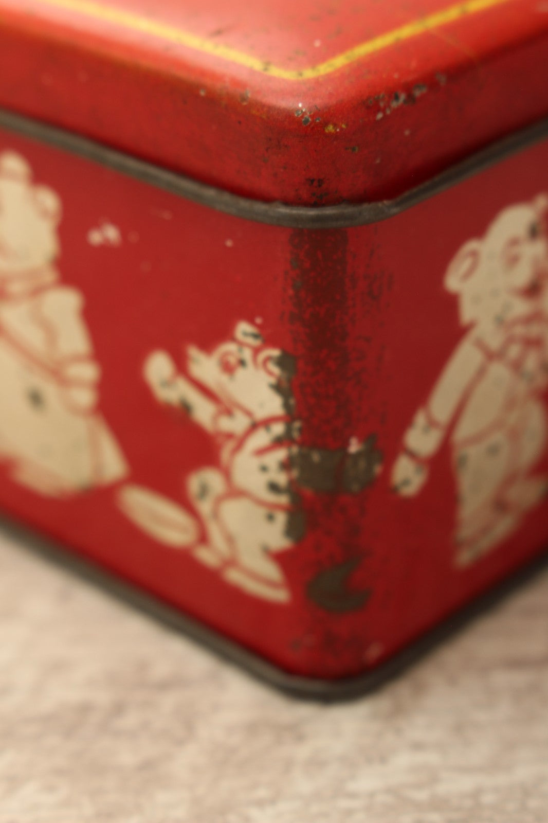 Vintage "The Three Bears" Red Dome-Top Confectionery Tin – Made in England