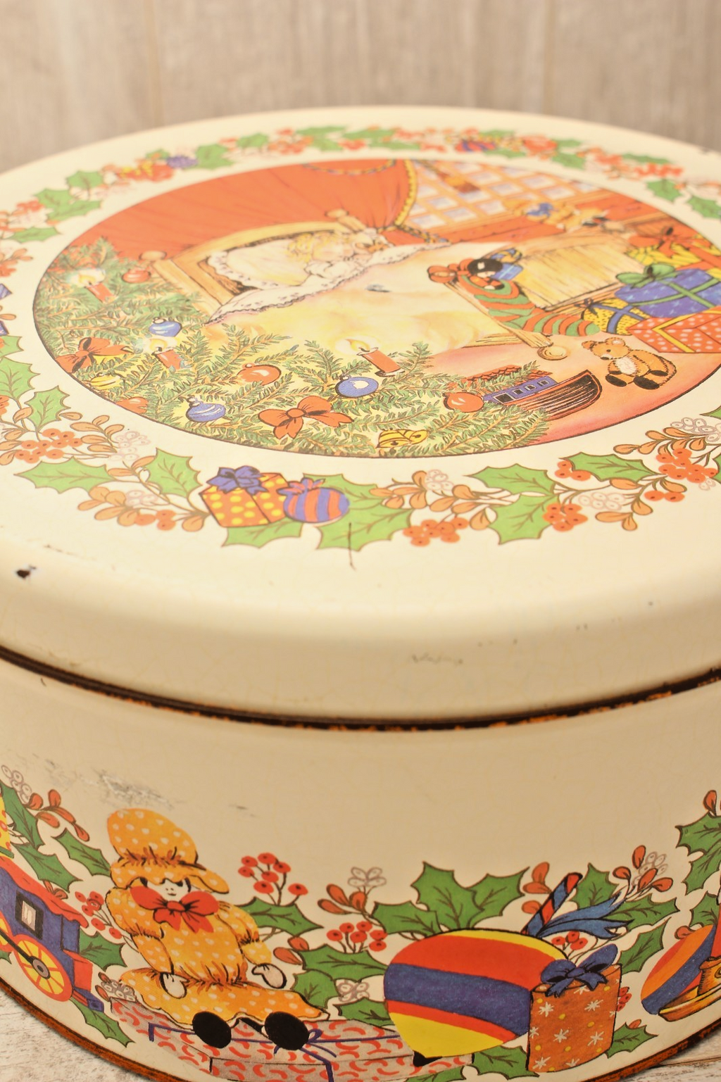 Vintage Regency Ware Christmas Biscuit / Cake Tin – Made in England (c. 1960s)