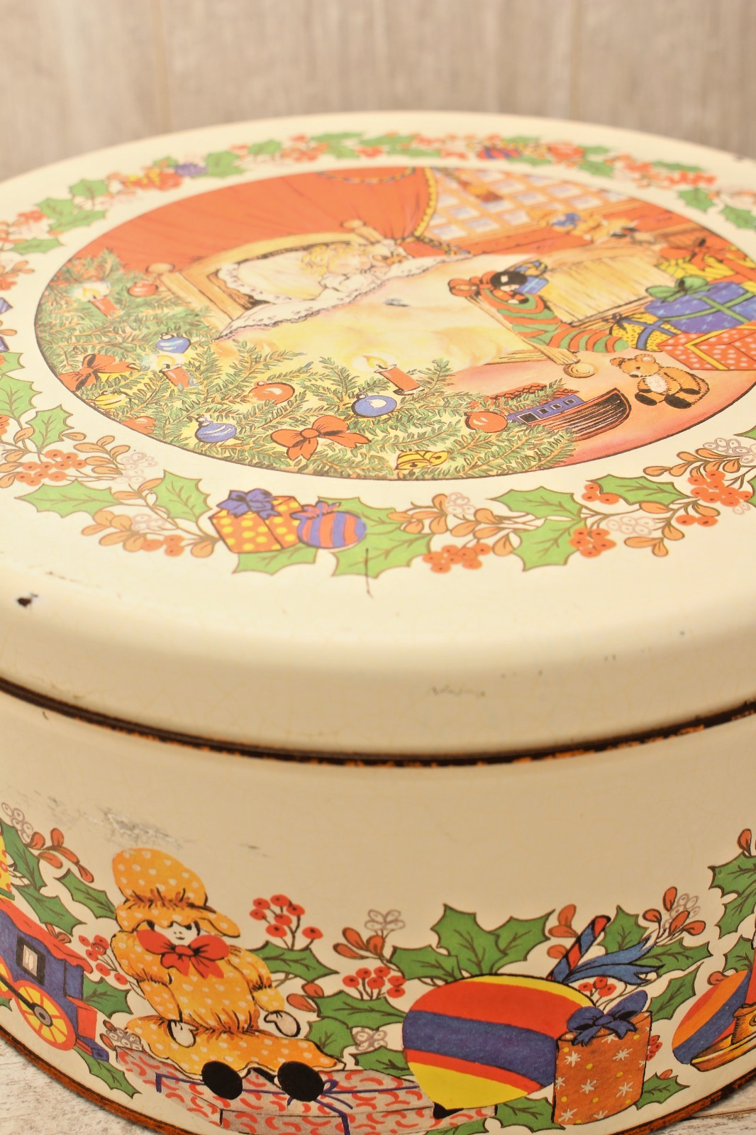 Vintage Regency Ware Christmas Biscuit / Cake Tin – Made in England (c. 1960s)
