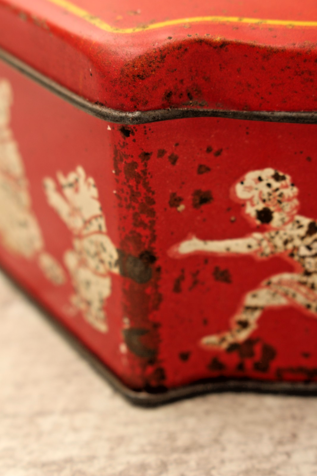 Vintage "The Three Bears" Red Dome-Top Confectionery Tin – Made in England
