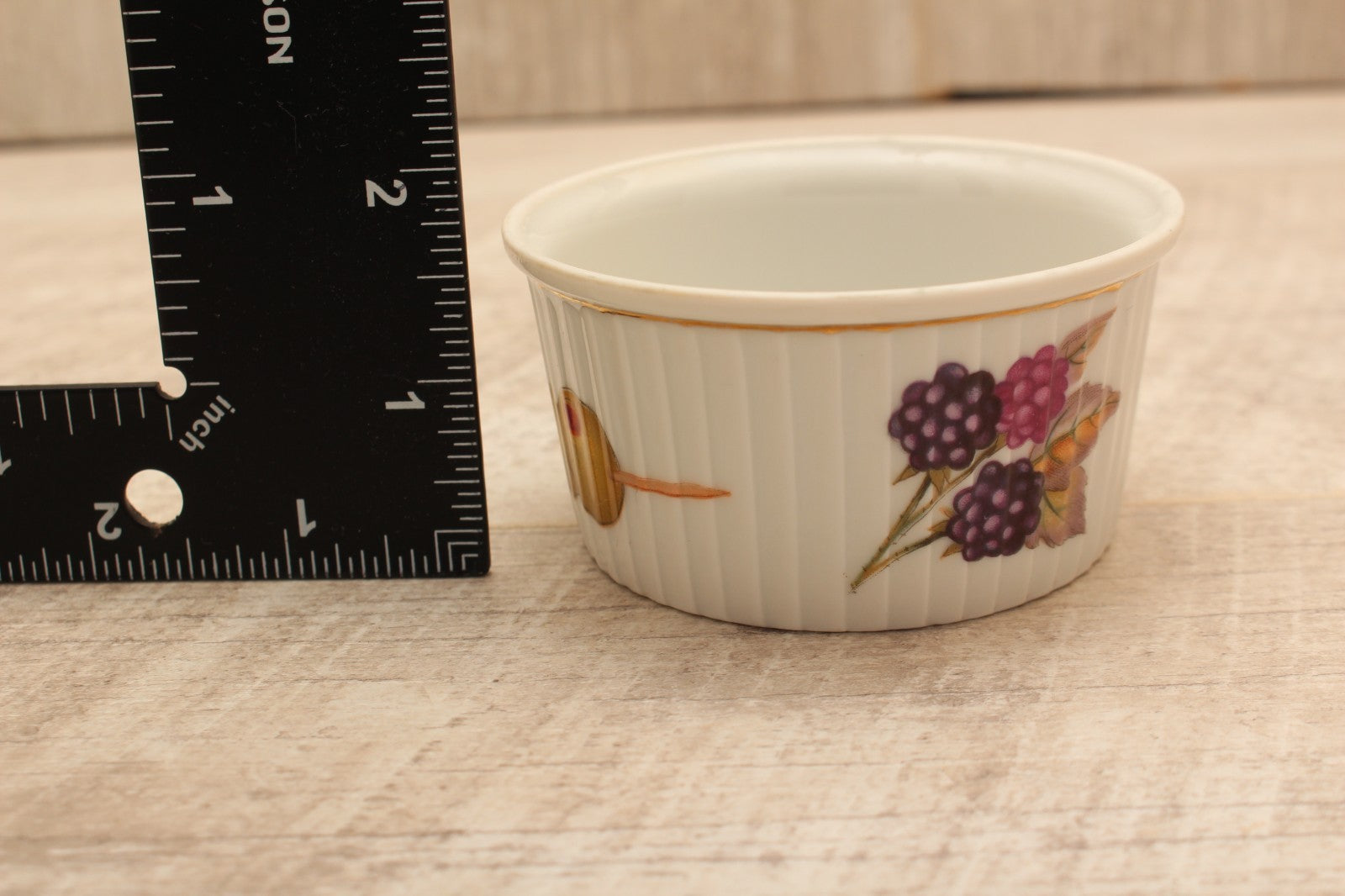 Royal Worcester Evesham Gold Ramekin Souffle Dish Blackberries Olives Size GO 48