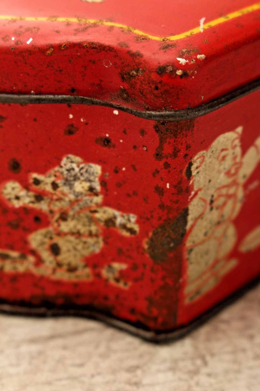 Vintage "The Three Bears" Red Dome-Top Confectionery Tin – Made in England