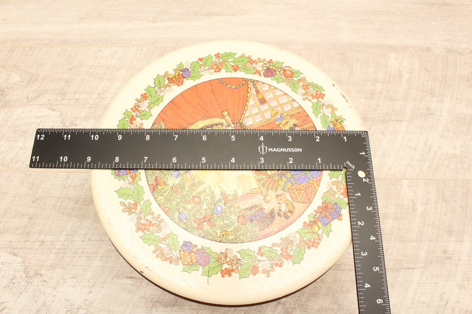 Vintage Regency Ware Christmas Biscuit / Cake Tin – Made in England (c. 1960s)